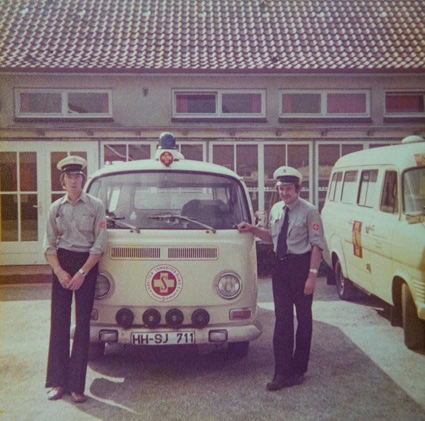 Anfang der 80er: Diekmann (links) mit einem Krankenwagen vom Typ VW T1.