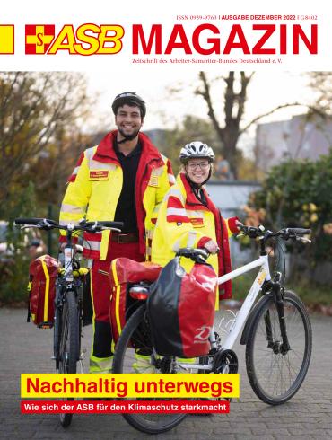 Titelbild ASB Magazin Dezember 2022, zwei Sanitäter mit Fahrrad