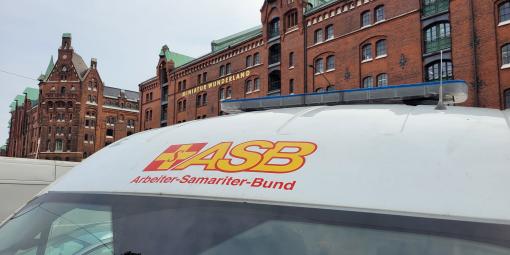 Der ASB-Wünschewagen vor dem Miniatur Wunderland in Hamburg
