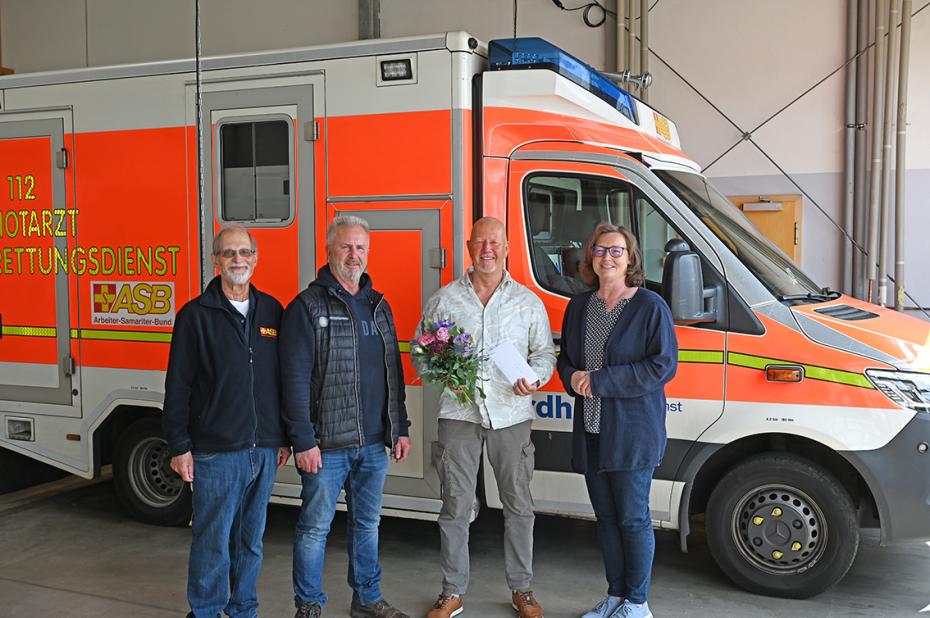 Zum 40. Dienstjubiläum am 16. Mai 2023 überbrachten Geschäftsführerin Elke Sönnichsen (rechts), der Vorstandsvorsitzende des ASB Ostholstein Jörg Bochnik (links) sowie der Leiter Rettungsdienst Hans-Jörg Will (2.v.l.) die Glückwünsche des ASB an den Jubilaren Rainer Schröder (2.v.r.)