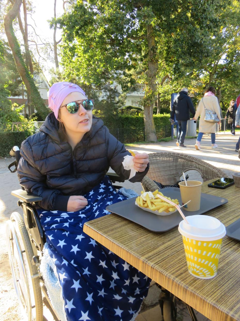 Frau K. isst Pommes mit Majo