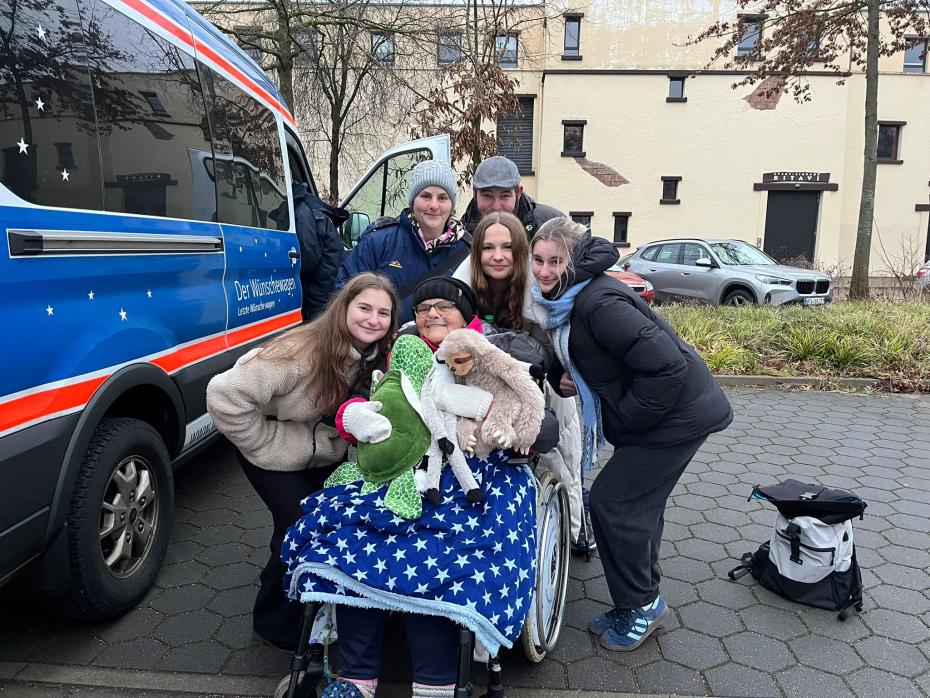 Familienfoto vor dem Wünschewagen