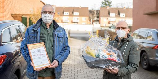 ASB-Geschäftsführer Mario Leuner überreicht einen Präsentkorb an Peter Diekmann (li.).