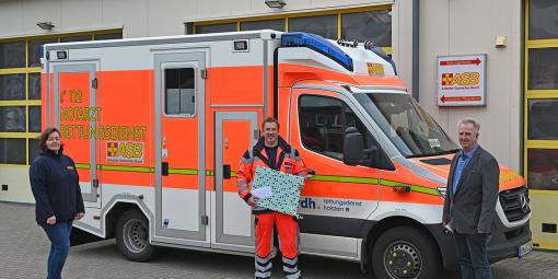 asb-dienstjubilaeum_marcel_graf_01web.jpg ASB-Geschäftsführerin Elke Sönnichsen (links) und der Leiter Rettungsdienst beim ASB, Hans-Jörg Will (rechts), gratulierten dem Jubilaren Marcel Graf (mitte) zu seiner 25-jährigen Dienstzeit.