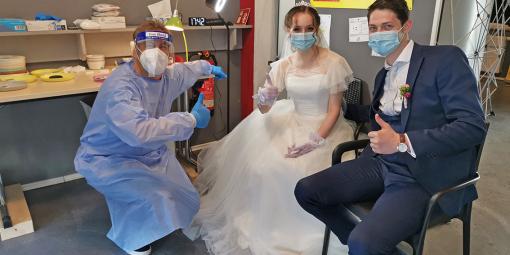 Hochzeitspaar im ASB Testzentrum Heiligenhafen Hochzeitspaar im ASB Testzentrum Heiligenhafen