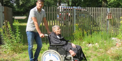 Unser Fahrgast mit seinem Sohn im Garten