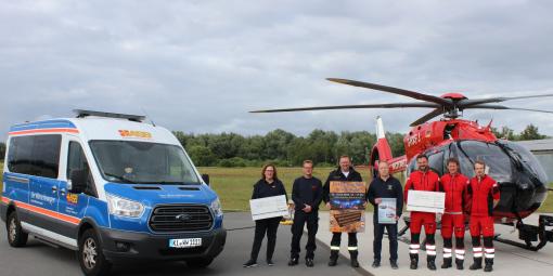 Spendenübergabe mit dem ASB-Wünschewagen und dem Rettungshubschrauber Christoph 42