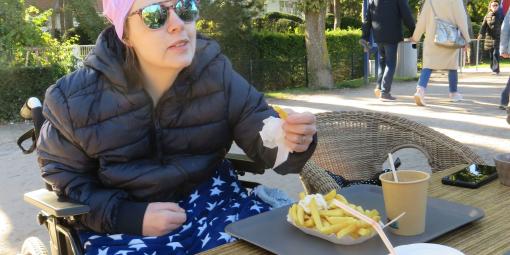 Frau K. isst Pommes mit Majo