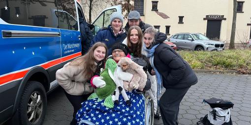 Familienfoto vor dem Wünschewagen